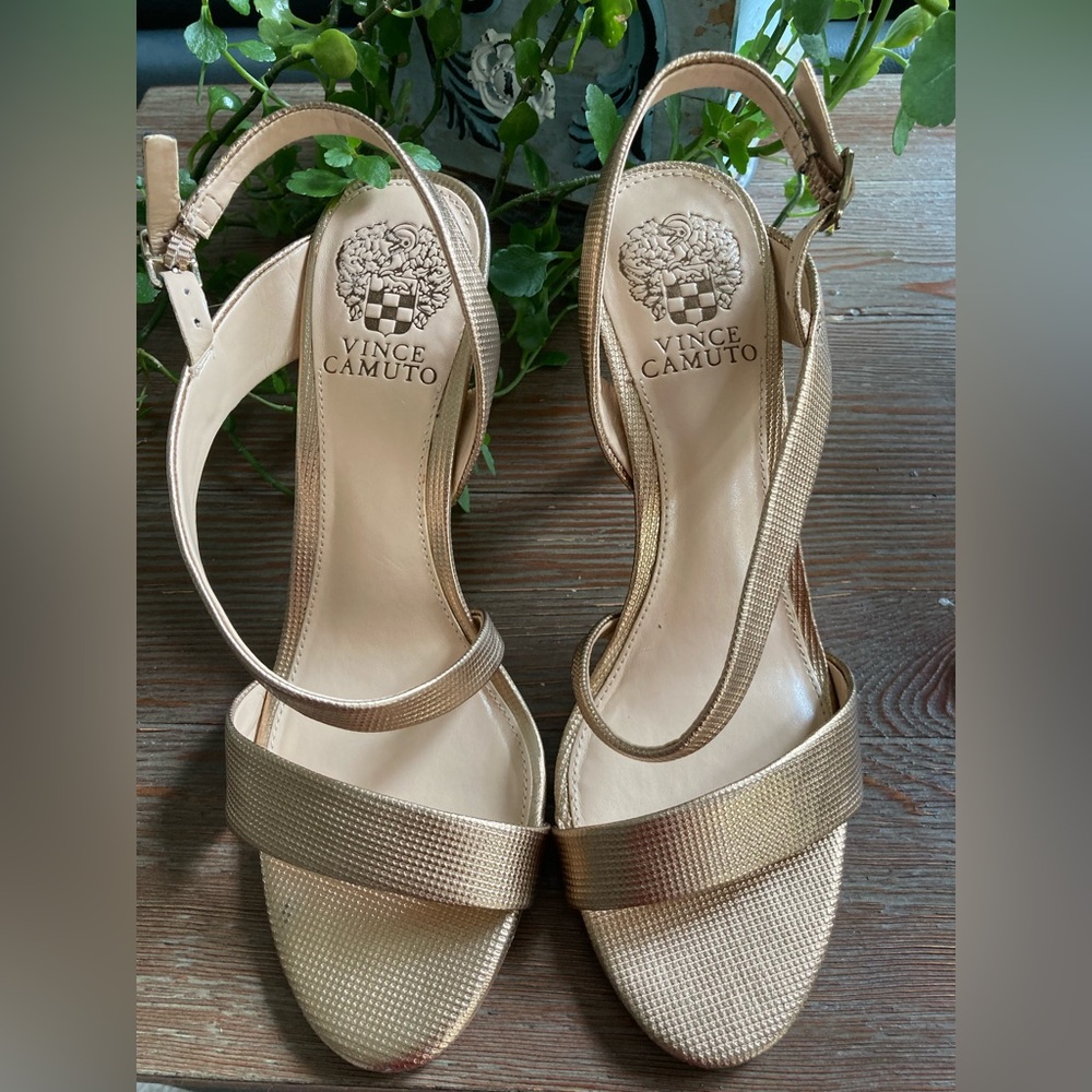 Vince Camuto Textured Metallic Gold 'Costina' Heels Great condition